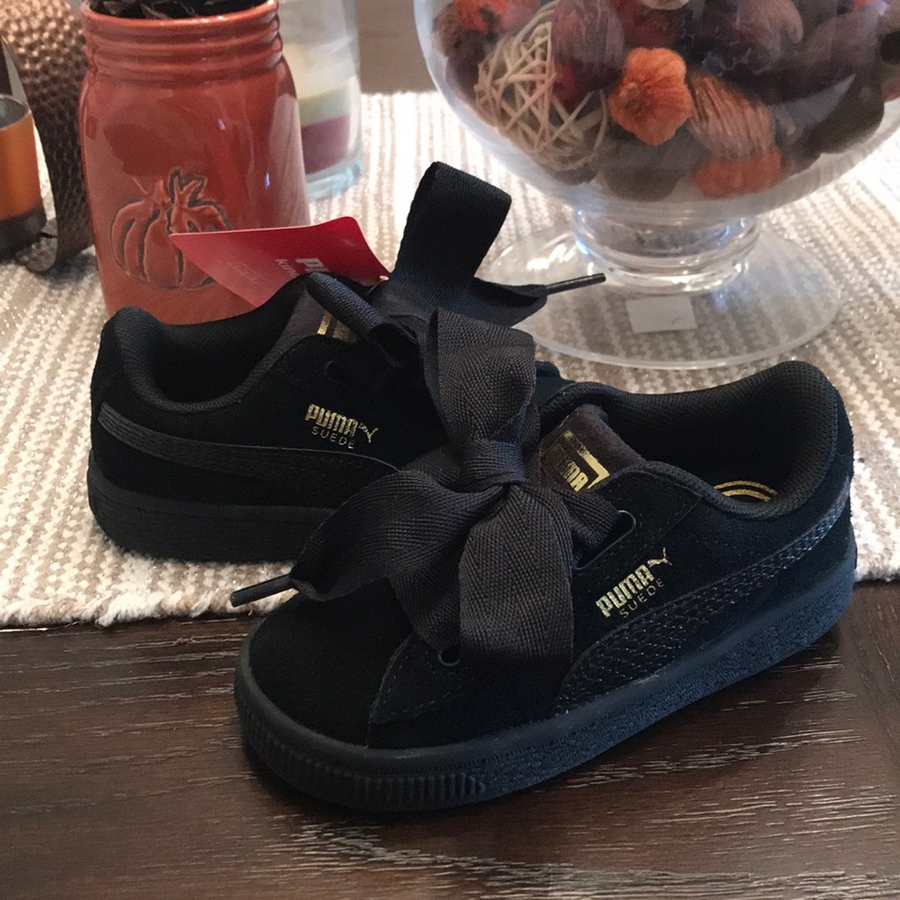 🎀Black suede Puma sneakers🎀